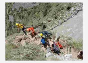 उत्तराखंड में इस बार सामान्य से अधिक वर्षा मानसून में हुई है। बारिश के बाद तापमान बढ़ जाने से पहाड़ दरकने की घटनाएं हो रही हैं। भूगर्भ विशेषज्ञ इन भूस्खलन की बढ़ती घटनाओं को ग्लोबल वार्मिंग से जोड़ कर देख रहे हैं।