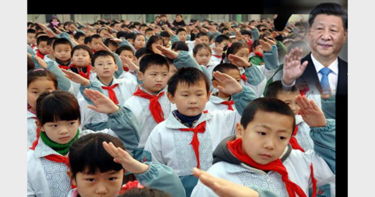 चीन के स्कूली बच्चों को दी जाएगी शी जिनपिंग (प्रकोष्ठ में) की कम्युनिस्ट घुट्टी