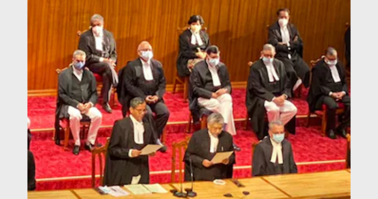 पहली बार सर्वोच्‍च न्‍यायालय के न्‍यायाधीशों को सभागार में शपथ दिलाई गई।