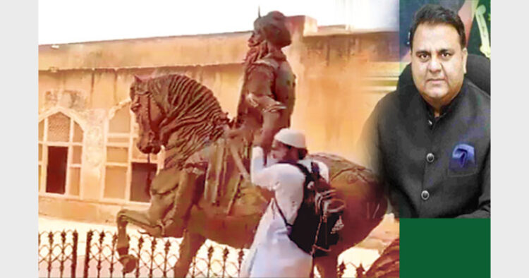 महाराजा रणजीत सिंह की प्रतिमा को ध्वस्त करता हुआ मजहबी उन्मादी रिजवान। (प्रकोष्ठ में) फवाद चौधरी