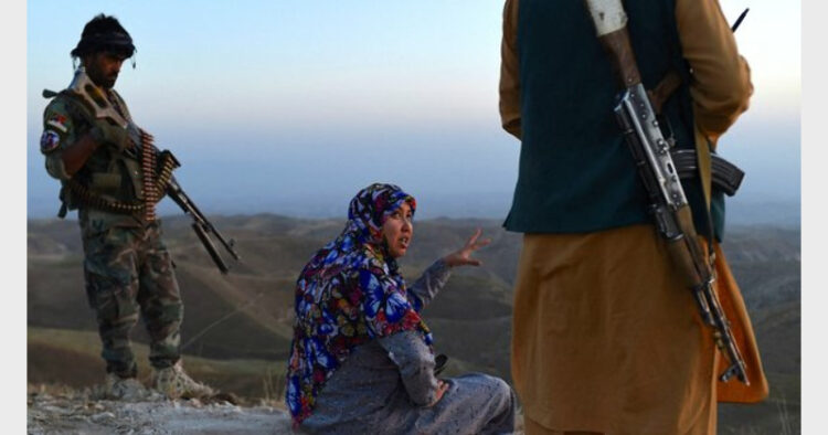अफगानिस्तान से प्यार करने वाली इस महिला ने तालिबान से लड़ने के लिए खुद हथियार उठाते हुए अपनी फौज भी बनाई थी। अपने संकल्प के अनुसार वेअपने फौजियों के साथ सलीमा मजारी (फाइल चित्र)