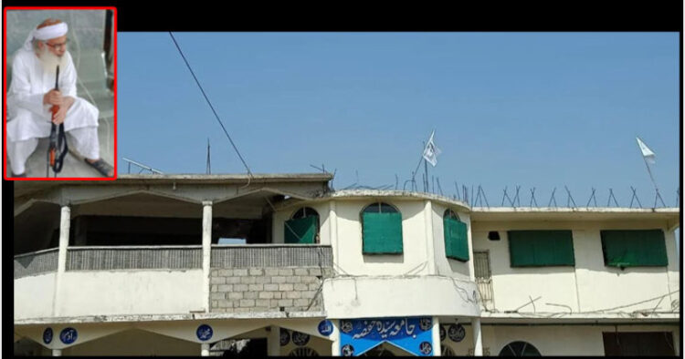 इस्लामाबाद के जामिया हफ्सा मदरसे की छत पर लगे तालिबानी झंडे। (प्रकोष्ठ में) बंदूक थामे मौलवी अब्दुल अजीज