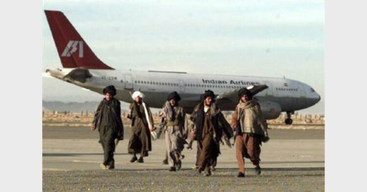 अपहरण के बाद कंधार हवाई अड्डे पर खड़ा आईसी-814 विमान (फाइल चित्र)।