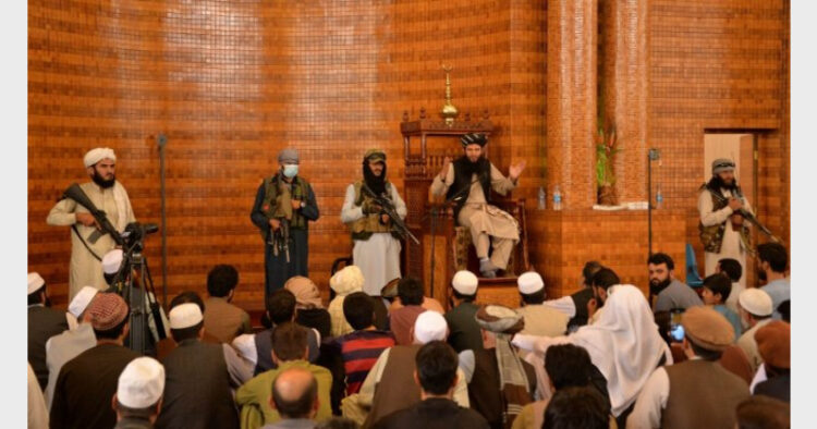 तालिबान लड़ाकों की उपस्थिति में काबुल की एक मस्जिद में तकरीर करता इमाम (फाइल चित्र)