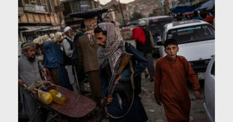 अफगानिस्तान के बाजारों में यूं खुलेआम घूमते रहते हैं हथियारबंद तालिबानी लड़ाके (फाइल चित्र)