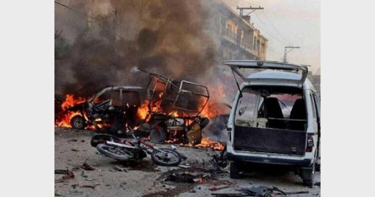 बलूचिस्तान यूनिवर्सिटी के पास हुए बम धमाके के बाद जलते वाहन