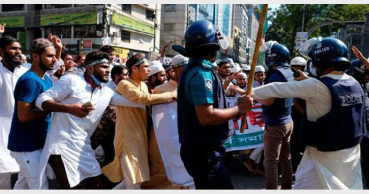मस्जिद के सामने मुस्लिम प्रदर्शनकारियों और पुलिस में हल्की झड़प हुई