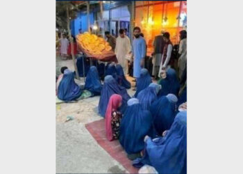 काबुल में मुफ्त ब्रेड-नान बांटे जाने का इंतजार करतीं गरीब अफगान महिलाएं फाइल चित्र