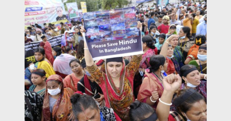 बांग्लादेश में हिंदुओं पर हुए हमलों का विरोध करतीं महिलाएं - फाइल फोटो