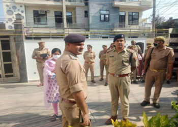 दबिश देती पुलिस