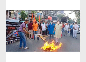 पाकिस्तान का पुतला दहन करते बजरंग दल के कार्यकर्ता