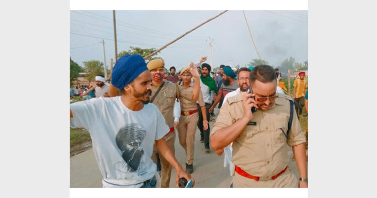 लखीमपुर में हिंसक आंदोलन के दौरान भिंडरा वाले की तस्वीर छपी टी-शर्ट पहने प्रदर्शनकारी