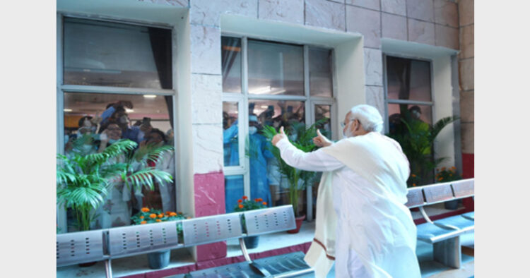 नई दिल्ली के राममनोहर लोहिया अस्पताल में स्वास्थ्य कर्मियों का उत्साह बढ़ाते प्रधानमंत्री नरेंद्र मोदी