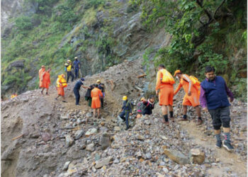 मलबे में जिंदगी की तलाश करती एसडीआरएफ