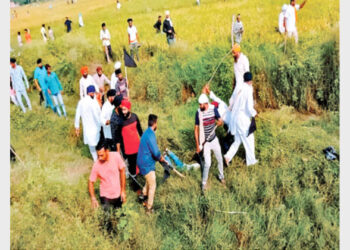 लखीमपुर खीरी के तिकुनिया में किसानों के आंदोलन के दौरान जलाई गई गाड़ी और ड्राइवर को पीटते प्रदर्शनकारी। फाइल फोटो