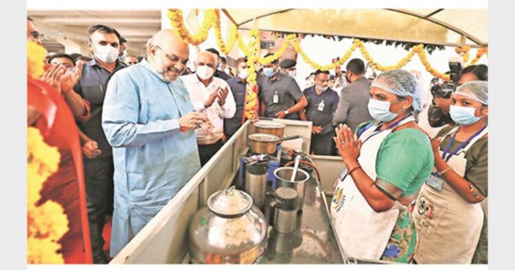 गांधीनगर रेलवे स्टेशन पर महिला स्वयं सहायता समूह की चाय दुकान का उद्घाटन करते हुए गृहमंत्री अमित शाह