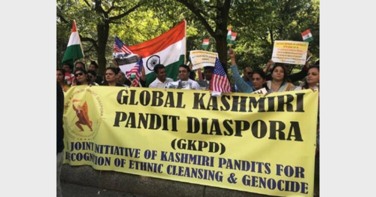 कश्मीर घाटी में हिन्दुओं की हत्याओं के विरुद्ध विरोध प्रदर्शन करते हुए अमेरिका में बसे कश्मीरी पंडित (फाइल चित्र) इंट्रो