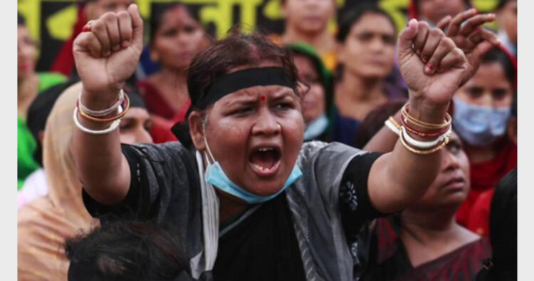 बांग्लादेश में हिन्दू विरोधी हिंसा के विरुद्ध एक रैली में अपना आक्रोश प्रकट करती हुई एक महिला