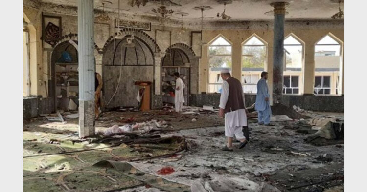 विस्फोट के बाद मस्जिद के अंदर का दृश्य