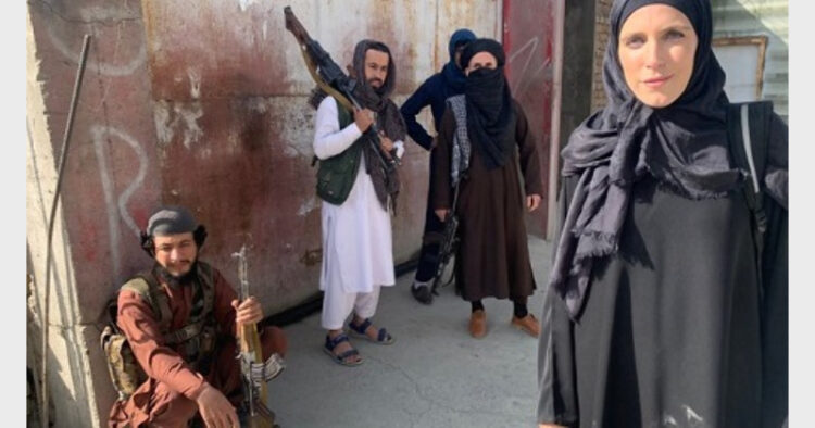 तालिबान राज आने के बाद से ही सीएनएन की यह पत्रकार क्लेरिसा वार्ड हिजाब पहनकर अफगानिस्तान से रिपोर्टिंग करने लगी हैं (फाइल चित्र)