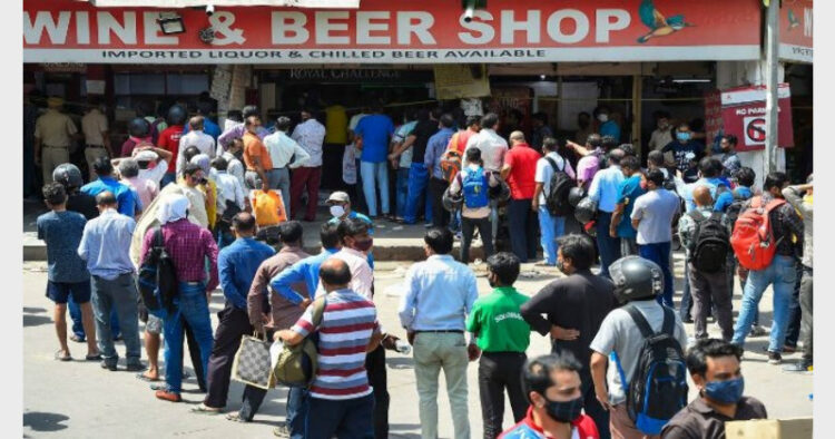 दिल्ली में शराब की एक दुकान के बाहर का दृश्य