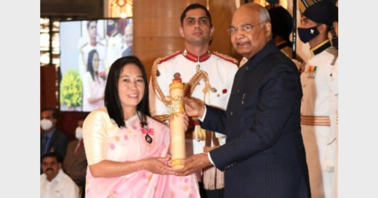 पुरस्कार प्राप्त करते हुए बेमबेम देवी