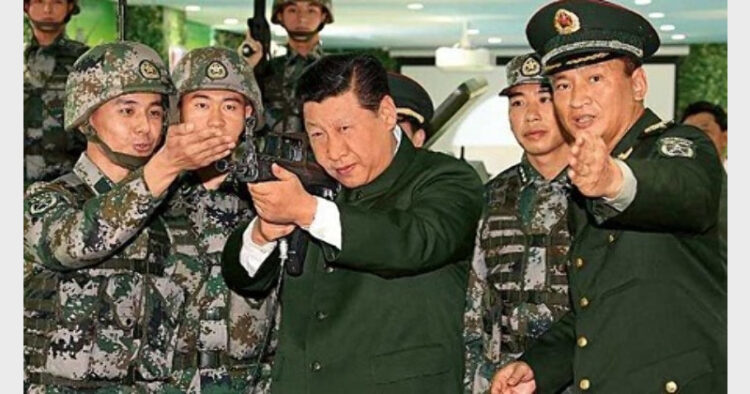 चीनी सैनिकों के बीच राष्ट्रपति जिनपिंग (फाइल चित्र)