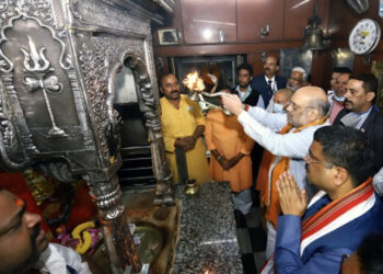 वाराणसी में कालभैरव मंदिर में आरती करते गृहमंत्री अमित शाह