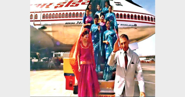 जेआरडी टाटा द्वारा 1932 में शुरू एयर इंडिया के टाटा समूह में वापसी के बाद समूह के मानद चेयरमैन रतन टाटा ने वेलकम बैक का संदेश लिखते हुए एयर इंडिया के विमान के साथ जेआरडी की यह तस्वीर ट्विटर पर शेयर की।, मनीष खेमका