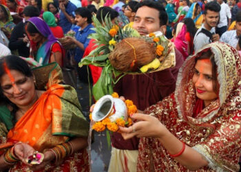 लोकपर्व छठ पर भगवान सूर्य की पूजा करतीं व्रती