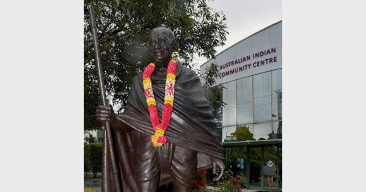 गांधी जी की इसी प्रतिमा को तोड़ा गया है