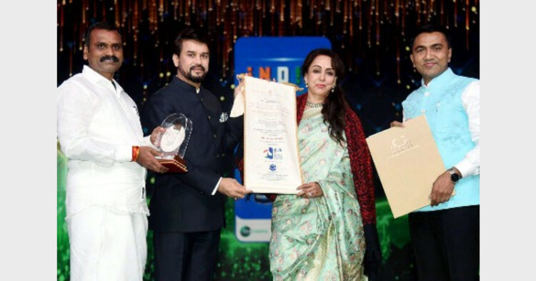 पुरस्कार प्राप्त करते हुए अभिनेत्री हेमा मालिनी