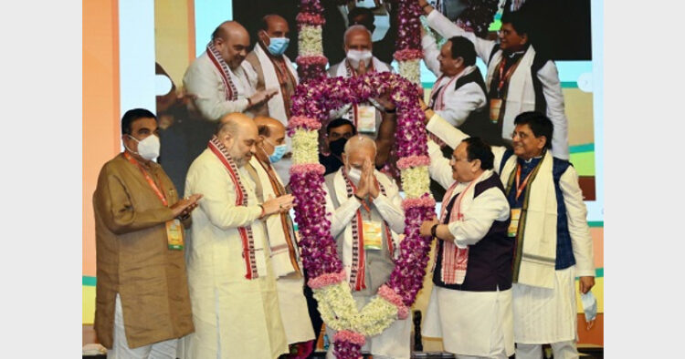 भाजपा की राष्ट्रीय कार्यकारिणी की बैठक में प्रधानमंत्री श्री नरेंद्र मोदी को सम्मानित करते पार्टी के वरिष्ठ नेता