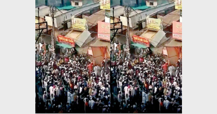 अमरावती में जुम्मे की नमाज के बाद हिंदुओं की दुकानों में लूटपाट करते जिहादी