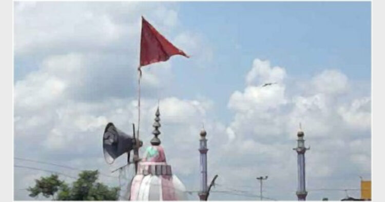 लाउडस्पीकर लगा एक मंदिर, साथ में मस्जिद