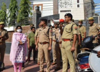 कार्रवाई करते हुए पुलिस