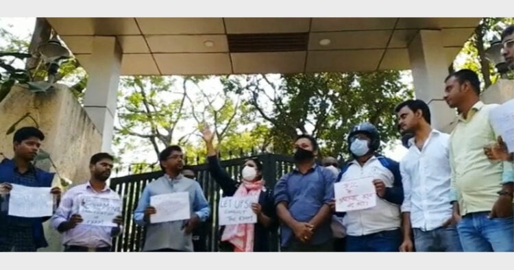 रांची में जेपीएससी के कार्यालय के बाहर विरोध प्रदर्शन करते छात्र