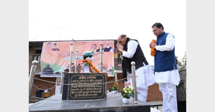 पिथौरागढ़ में बलिदानी कुंदन सिंह खड़ायत को श्रधांजलि देते रक्षामंत्री राजनाथ सिंह। साथ में मुख्यमंत्री पुष्कर सिंह धामी।