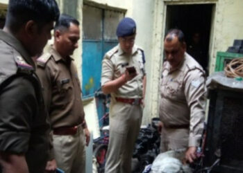 कार्रवाई करते हुए पुलिस