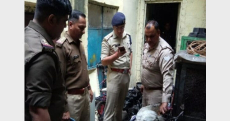 कार्रवाई करते हुए पुलिस