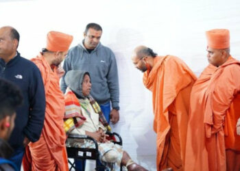 एक लाभान्वित दिव्यांग का हालचाल लेते संत वल्लभदास स्वामी जी