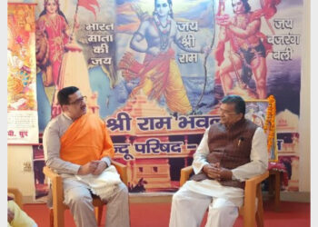 लखनऊ स्थित विहिप के प्रांत कार्यालय में बाएं से जितेंद्र नारायण सिंह और मिलिंद परांडे