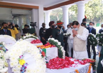 श्रद्धांजलि देते मुख्यमंत्री