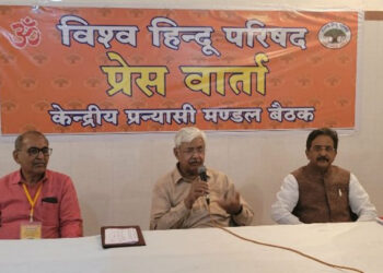 बैठक के दौरान प्रेस को संबोधित करते हुए श्री आलोक कुमार। साथ में हैं अन्य पदाधिकारी
