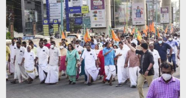 केरल में रंजीत श्रीनिवास की हत्या के बाद ने रविवार को प्रदर्शन किया। सोमवार को केंद्रीय गृह राज्‍यमंत्री ने भी राज्‍य का दौरा किया।