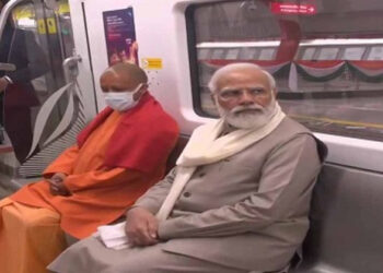 प्रधानमंत्री मोदी ने मुख्‍यमंत्री योगी आदित्‍यनाथ के साथ आईआईटी से मोती झील तक मेट्रो में यात्रा की।
