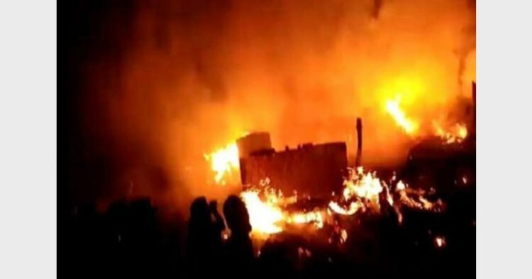 सिलेंडर में विस्फोट के बाद का दृश्य। अनेक घर पूरी तरह जल गए।