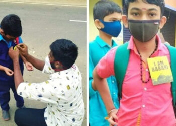 स्कूल जाते बच्चों की वर्दी पर 'मैं बाबरी हूं' के स्टिकर चिपकाते कट्टर मजहबी उन्मादी
