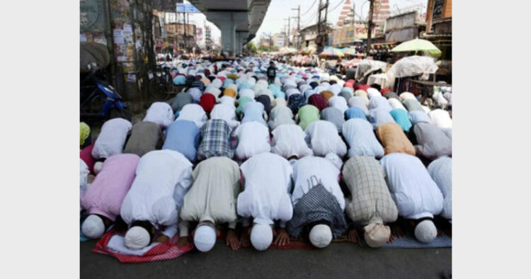 पटना की एक मुख्य सड़क पर नमाज पढ़ते मुस्लिम, फाइल चित्र