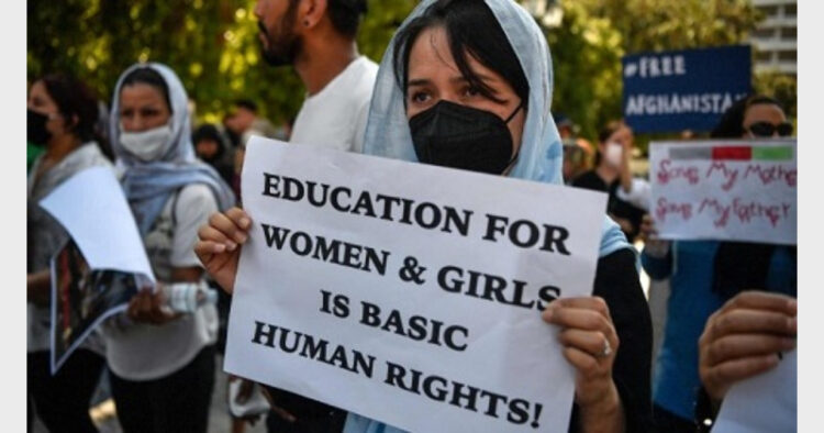 दुनियाभर में उठ रही है अफगान महिलाओं के मानवाधिकारों को बहाल करने की मांग